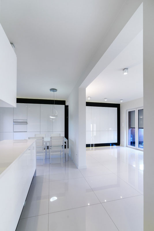 Biel w czarnej ramie